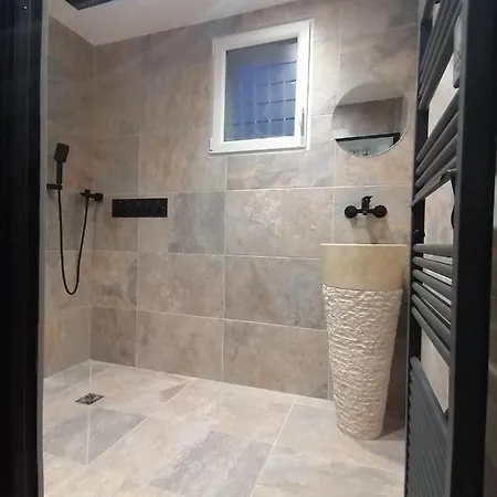 Deco Pop Et Chaleureuse Avec Jacuzzi, Sauna, Piece Coquine * Calais