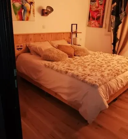 Deco Pop Et Chaleureuse Avec Jacuzzi, Sauna, Piece Coquine