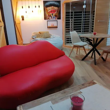 Holiday home Deco Pop Et Chaleureuse Avec Jacuzzi, Sauna, Piece Coquine Calais